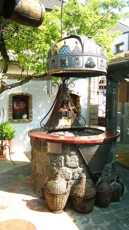 Penzion A Restauracia Toldi 갈란타 외부 사진